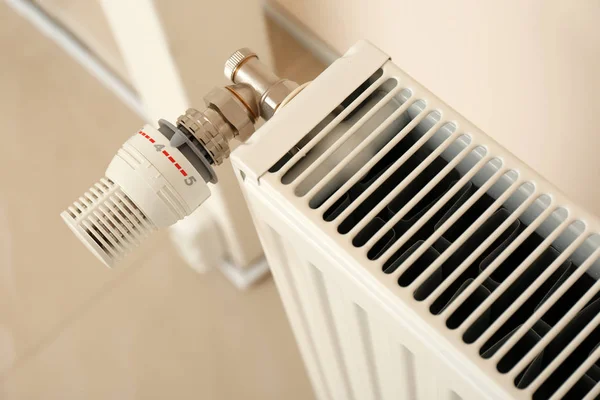 Radiator Van Verwarming Met Thermostaat Buurt Van Muur Binnenshuis Close — Stockfoto