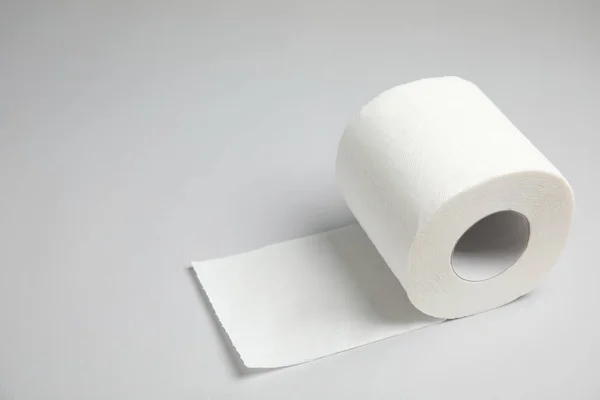 Rollo Papel Higiénico Sobre Fondo Gris Espacio Para Texto — Foto de Stock