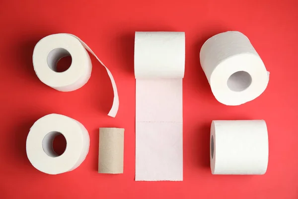 Плоская Композиция Рулонами Туалетной Бумаги Цветном Фоне — стоковое фото
