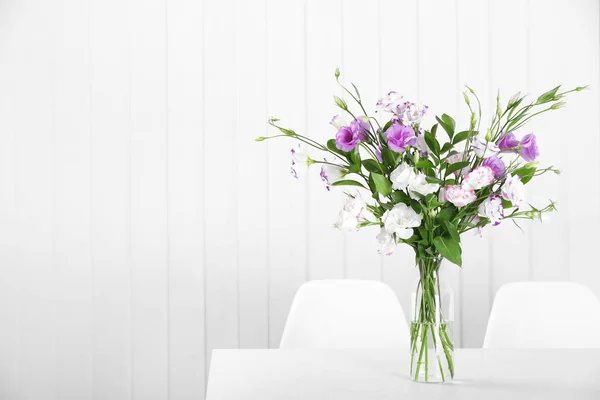 Jarrón Cristal Con Ramo Hermosas Flores Mesa Habitación Espacio Para — Foto de Stock
