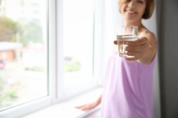 Mujer Sosteniendo Vidrio Con Agua Limpia Dormitorio Primer Plano Espacio — Foto de Stock