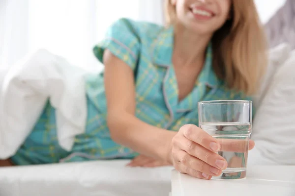 Mujer Con Vaso Agua Limpia Acostada Cama Casa Primer Plano — Foto de Stock