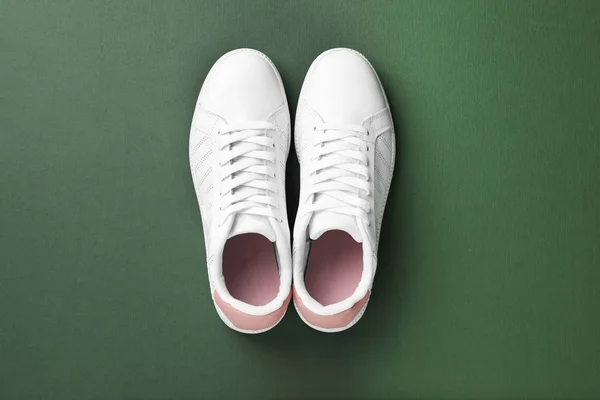 Ζευγάρι Αθλητικά Παπούτσια Στο Χρώμα Φόντου Επίπεδη Θέσει — Φωτογραφία Αρχείου