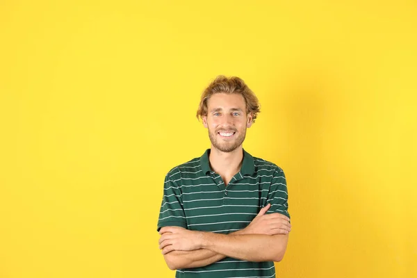 Guapo Joven Riendo Sobre Fondo Color —  Fotos de Stock