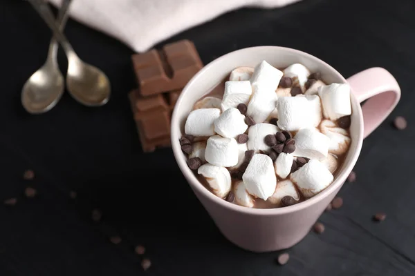 Вкусный Горячий Шоколад Молоком Зефиром Чашке Столе — стоковое фото