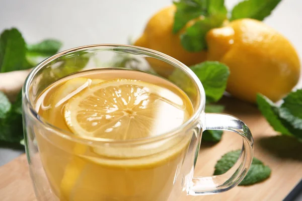 Copo Vidro Com Chá Quente Limão Close — Fotografia de Stock