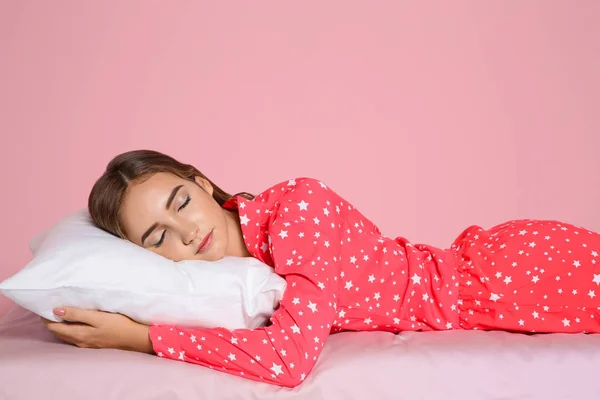 Красивая Девушка Подросток Спит Удобной Подушкой Кровати Цветном Фоне — стоковое фото