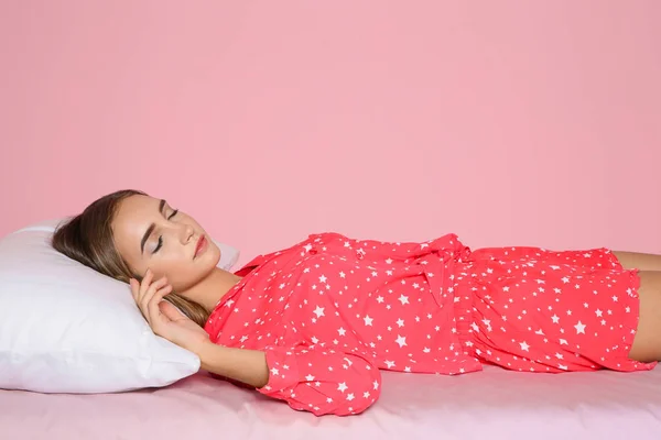 Hermosa Chica Adolescente Durmiendo Con Almohada Cómoda Cama Contra Fondo — Foto de Stock