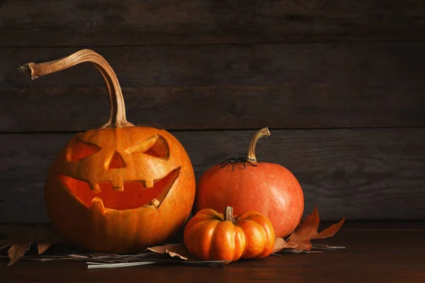 Halloween Abóbora Cabeça Jack Lanterna Decorações Outono Mesa Contra Fundo — Fotografia de Stock