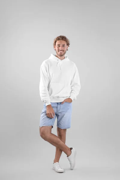 Full Längd Porträtt Man Hoodie Tröja Ljus Bakgrund Utrymme För — Stockfoto