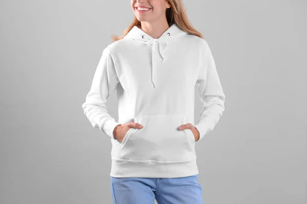 Vrouw Hoodie Trui Lichte Achtergrond Ruimte Voor Design — Stockfoto