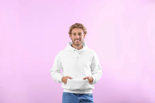 Retrato Homem Camisola Com Capuz Sobre Fundo Cor Espaço Para — Fotografia de Stock