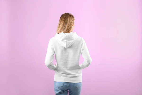 フーディー セーター色の背景上の女性 デザインのためのスペース — ストック写真