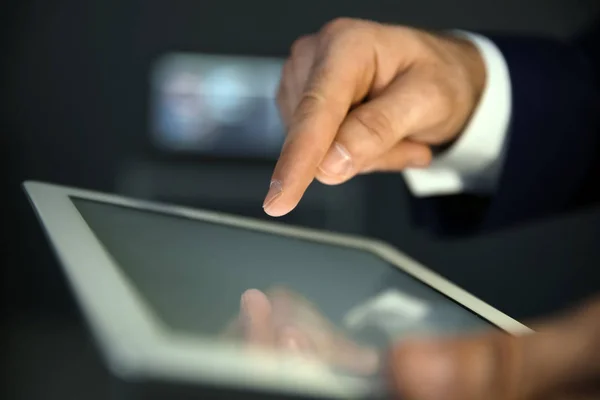 Empresario Que Usa Tableta Digital Lugar Trabajo Primer Plano Mano — Foto de Stock