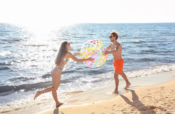 Feliz Pareja Joven Ropa Playa Jugando Con Bola Inflable Orilla — Foto de Stock