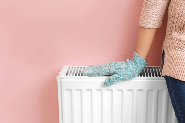 Vrouw Handschoen Opwarming Van Aarde Hand Verwarming Van Radiator Buurt — Stockfoto
