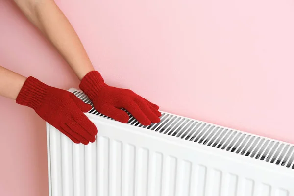 Woman Gloves Warming Hands Heating Radiator Color Wall — Stock Photo, Image