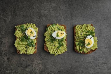 Tablo, düz yatıyordu lezzetli taze çavdar tost avokado ve Bıldırcın yumurta