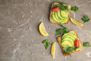 Tablo, üstten görünüm üzerinde avokado ile lezzetli net tost