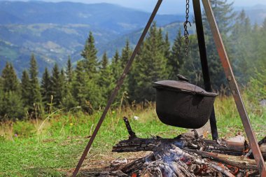 Yemek kahvaltı dağlarda yanıyor. Kamp sezon
