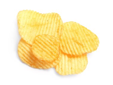 Beyaz zemin üzerine lezzetli ridged patates cipsi