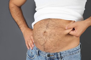 Kilolu adam gri arka plan, closeup görünümü üzerinde