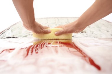 Sünger, closeup ile kırmızı araba yıkama adam