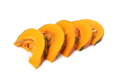 Taze çiğ kabak dilimleri üzerinde beyaz izole