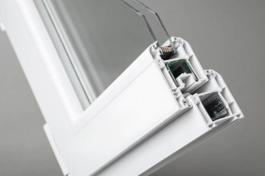 Gri arka plan, closeup modern pencere profil sayfası örneği