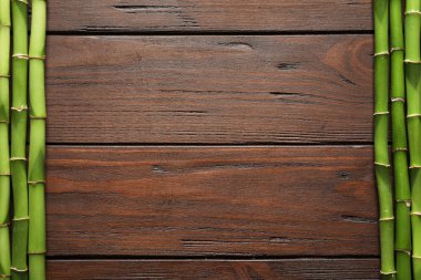 Yeşil Bambu kaynaklanıyor ve ahşap arka plan, üstten görünüm üzerinde metin için yer