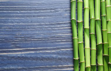 Yeşil Bambu kaynaklanıyor ve ahşap arka plan, üstten görünüm üzerinde metin için yer