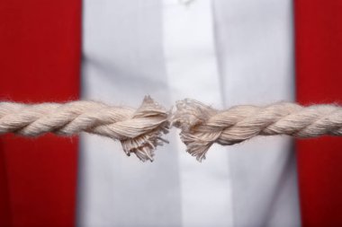 Gerginlik, closeup yıpranmış iple çeken kadın