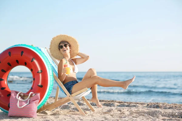 Young Woman Straw Hat Car Beach — Stock Photo, Image