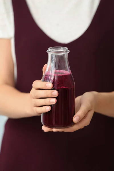 Mujer Con Botella Batido Remolacha Primer Plano —  Fotos de Stock