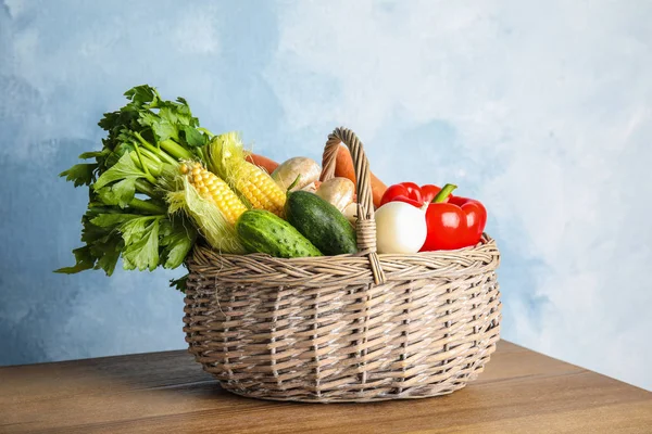 Korb Voller Frischem Gesundem Gemüse Auf Dem Tisch Vor Farbigem — Stockfoto