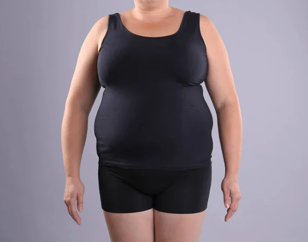 Mujer Gorda Sobre Fondo Gris Espacio Para Texto Pérdida Peso — Foto de Stock