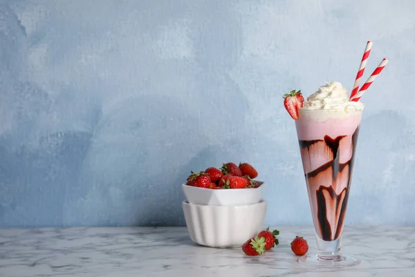 Glas Läcker Milkshake Och Skål Med Jordgubbar Bordet Utrymme För — Stockfoto