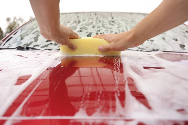 Człowiek Mycie Czerwony Samochód Gąbki Zbliżenie — Zdjęcie stockowe