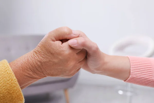 Gente Cogida Mano Interior Servicio Ayuda Atención Ancianos —  Fotos de Stock