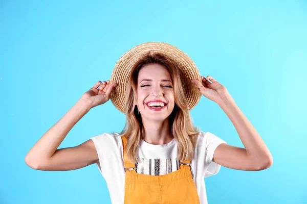 Retrato Una Hermosa Mujer Riendo Sobre Fondo Color — Foto de Stock