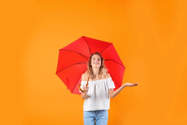 Kvinna Med Rött Paraply Färgbakgrund — Stockfoto
