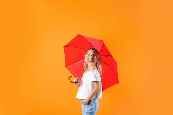Kvinna Med Rött Paraply Färgbakgrund — Stockfoto