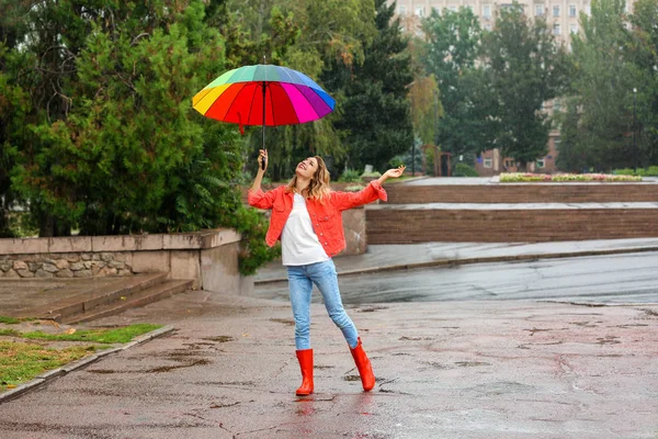 Açık Havada Yağmurun Altında Parlak Şemsiyeli Mutlu Genç Bir Kadın — Stok fotoğraf