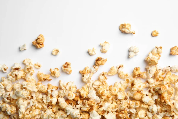 Köstliches Karamell Popcorn Auf Weißem Hintergrund Draufsicht — Stockfoto