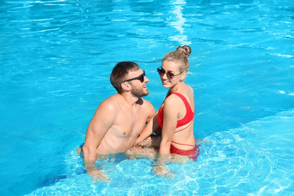 Jovem Casal Feliz Relaxando Piscina Resort — Fotografia de Stock