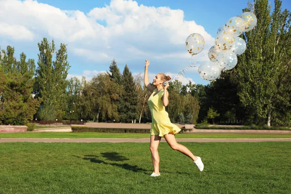 Parlak Balonlar Parkta Tutan Güzel Genç Kadın — Stok fotoğraf