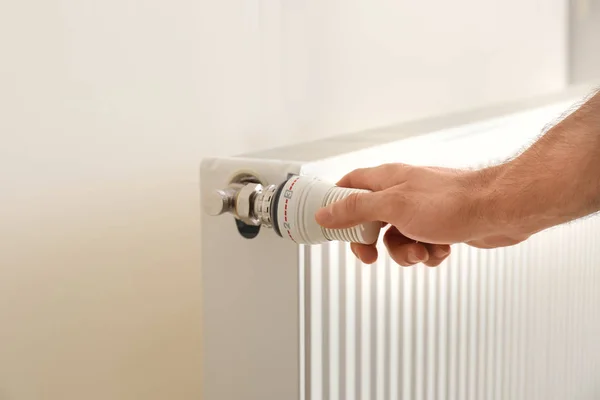 Hombre Que Ajusta Termostato Del Radiador Calefacción Interiores — Foto de Stock