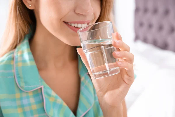 Mujer Joven Bebiendo Agua Vidrio Interior Primer Plano — Foto de Stock