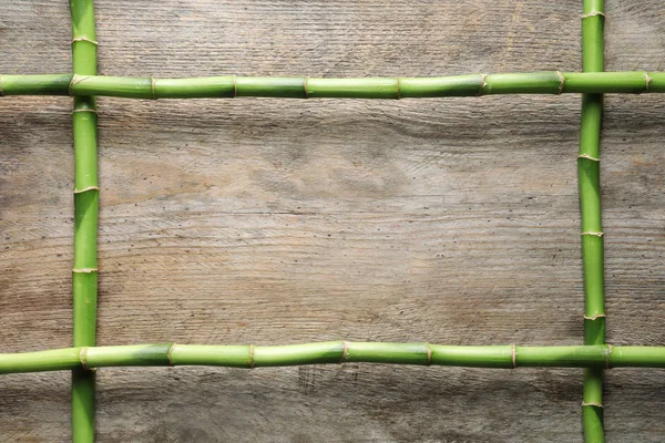 Tallos Bambú Verde Espacio Para Texto Sobre Fondo Madera Vista — Foto de Stock