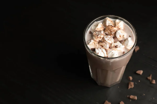 Chocolat Chaud Savoureux Avec Lait Guimauves Verre Sur Table Espace — Photo